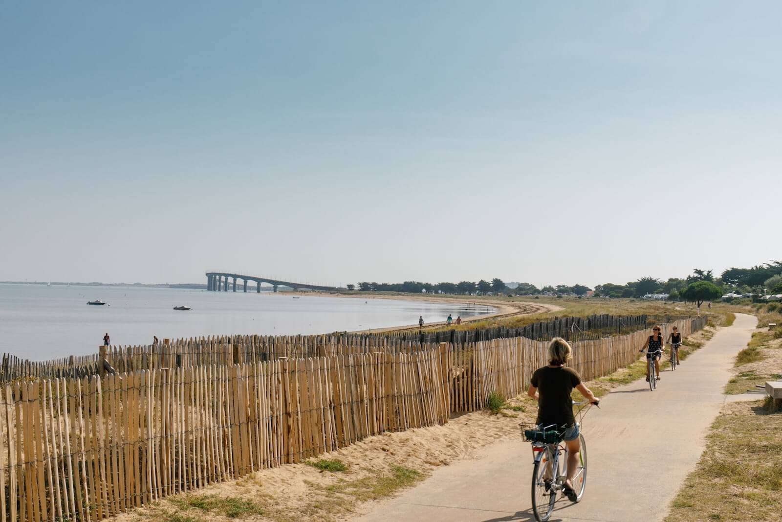 Hotel-ile-de-re-Rivedoux-Plage-avec pistes cyclables et vue sur le pont de l'ile de ré Hotel avec piscine ®-DESTINATION-ILE-DE-RE-Mathieu-G®