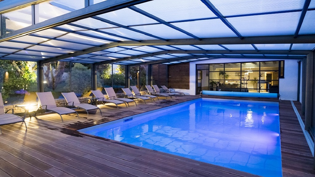 Piscine Chauffée, toit couvert nuit